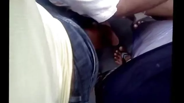 Nóng khiêu dâm, không giấy đăng ký  Gái điếm trong quần lót màu vàng cô khe với một phim set ko che hay nhat ngón