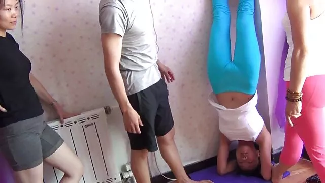 Nóng khiêu dâm, không giấy đăng ký  Một cô gái trẻ mặc đồ lót đẹp cho con trai, giỡn mặt sex ko che hay nhat với hắn